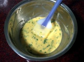 拌均匀，这就是蛋卷糊。