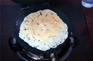 正反面轮流热烤，每半分钟打开观察，蛋卷变成金黄色即可用筷子卷起。