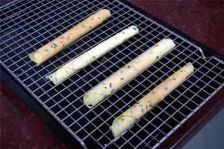 在冷却架上冷却后马上密封保存。