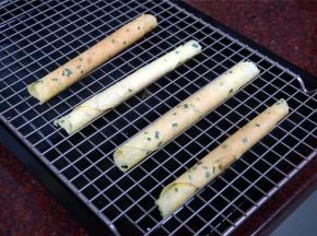 在冷却架上冷却后马上密封保存。