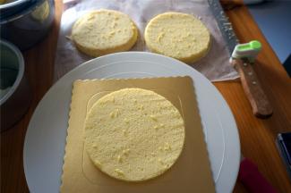 我做的每一个生日蛋糕都是用黄油蛋糕体，菜谱之前发过，请参考我的菜谱【黄油蛋糕】。
准备一个8寸的黄油蛋糕体，分成三片。