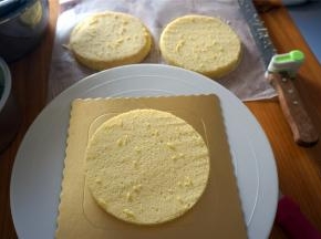 我做的每一个生日蛋糕都是用黄油蛋糕体，菜谱之前发过，请参考我的菜谱【黄油蛋糕】。
准备一个8寸的黄油蛋糕体，分成三片。