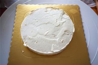 取一片，抹上一层淡奶油。