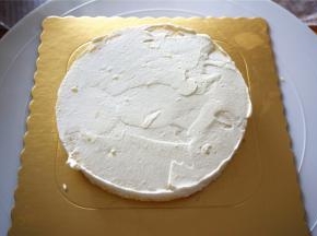 取一片，抹上一层淡奶油。