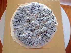 然后紧密地排上火龙果，填上淡奶油。