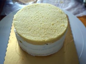 放入第三片蛋糕片。