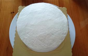 整体用淡奶油封面。四周要抹平整，表面可以稍微粗糙，因为还要摆放水果，所以没所谓。