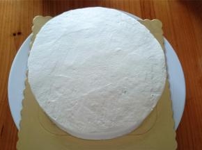 整体用淡奶油封面。四周要抹平整，表面可以稍微粗糙，因为还要摆放水果，所以没所谓。