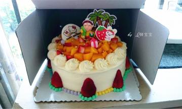 草莓5个切半，间隔地摆在蛋糕体四周，用绿色的奶油挤出小圆球当草莓叶子。中间空隙用彩色奶油填上即可，如图。