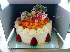 草莓5个切半，间隔地摆在蛋糕体四周，用绿色的奶油挤出小圆球当草莓叶子。中间空隙用彩色奶油填上即可，如图。