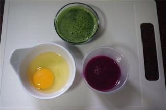 用榨汁机榨取90克的菜心汁，90克的火龙果汁，两种汁都要过滤一下再用哦。另外准备一杯90克的清水，鸡蛋准备3个！