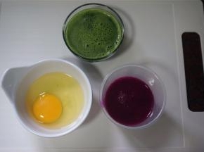 用榨汁机榨取90克的菜心汁，90克的火龙果汁，两种汁都要过滤一下再用哦。另外准备一杯90克的清水，鸡蛋准备3个！