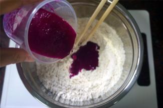 然后加入90克的火龙果汁。