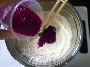 然后加入90克的火龙果汁。