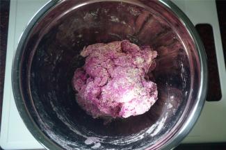 揉成火龙果面团，若面团实在太干，可以适量再加点火龙果汁或者清水。