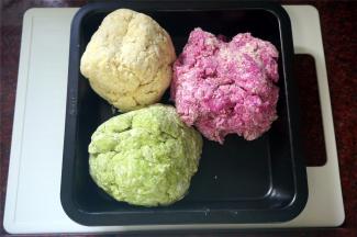 同样的方法，用清水和菜心汁分别代替之前的火龙果汁，做出菜心面团，原味鸡蛋面团。