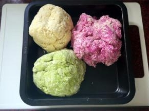 同样的方法，用清水和菜心汁分别代替之前的火龙果汁，做出菜心面团，原味鸡蛋面团。