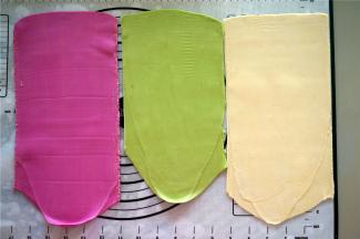 准备三款等厚的面片，各2片。