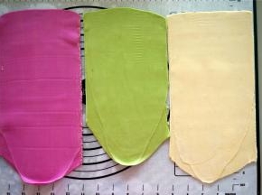 准备三款等厚的面片，各2片。