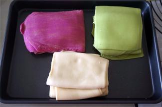 面团无需静置松弛，可以直接压。反复用压面机压面，档位先用厚的，然后慢慢转为薄的，压至面片足够光滑。