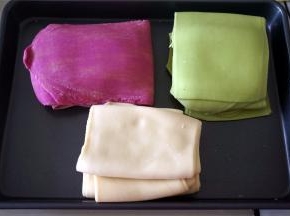 面团无需静置松弛，可以直接压。反复用压面机压面，档位先用厚的，然后慢慢转为薄的，压至面片足够光滑。