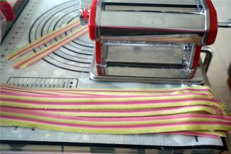 将切出来的彩色条从厚到薄压面，注意最后用2档压面。