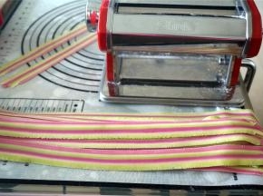 将切出来的彩色条从厚到薄压面，注意最后用2档压面。