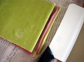 由于我只碟了一共6片，比较单薄，所以我切得宽一点，大概切成8毫米宽。