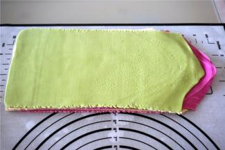 将不同颜色的面片相隔叠起来。