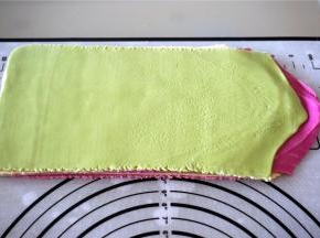 将不同颜色的面片相隔叠起来。