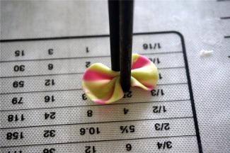 用筷子在垂直于线条分布处夹一下即可。