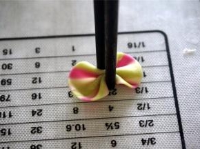 用筷子在垂直于线条分布处夹一下即可。