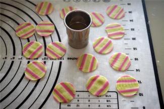 用一个圆形模具印出小圆。