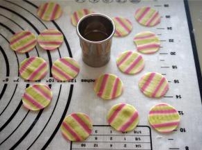 用一个圆形模具印出小圆。