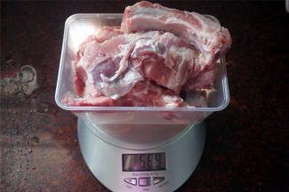 新鲜的排骨买回来，洗净沥干水