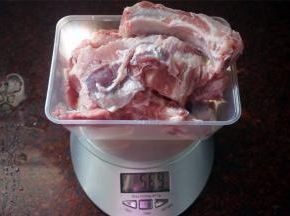 新鲜的排骨买回来，洗净沥干水