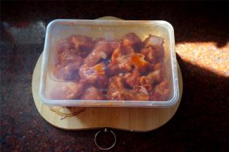 用步骤3的调料腌制排骨12个小时以上