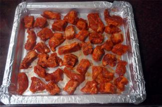 将排骨平均铺放在垫了锡纸的烤盘上