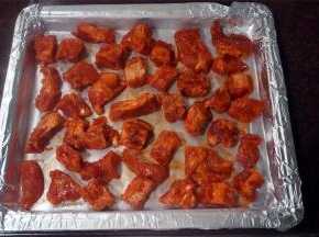 将排骨平均铺放在垫了锡纸的烤盘上