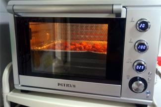 上下火200度预热烤箱，5分钟后将排骨放入中层烘烤，时间设置30分钟