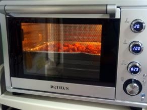 上下火200度预热烤箱，5分钟后将排骨放入中层烘烤，时间设置30分钟