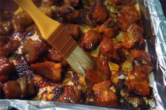 出炉时刷上一层薄薄的花生油，闪闪的~装碟时再撒一些白芝麻妆点即可