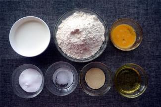 准备汉堡包坯的食材：高筋面粉270g、牛奶160g、冷压榨花生油27g、鸡蛋液30g、细砂糖20g、酵母3g、盐2g 。