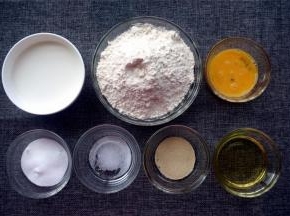 准备汉堡包坯的食材：高筋面粉270g、牛奶160g、冷压榨花生油27g、鸡蛋液30g、细砂糖20g、酵母3g、盐2g 。