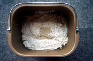 将食材按照先液体后固体的顺序放入面包机桶：牛奶，全蛋液，花生油，细砂糖，盐，高筋粉，酵母。