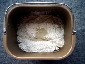 将食材按照先液体后固体的顺序放入面包机桶：牛奶，全蛋液，花生油，细砂糖，盐，高筋粉，酵母。