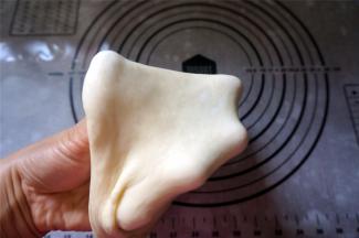 摔打至能拉出膜为止，这样的面包比较好吃。