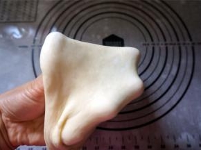 摔打至能拉出膜为止，这样的面包比较好吃。