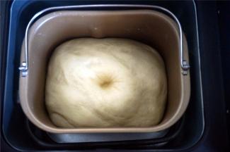 约1.5个小时后，面团已发酵到两倍大，取出。