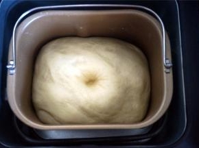 约1.5个小时后，面团已发酵到两倍大，取出。